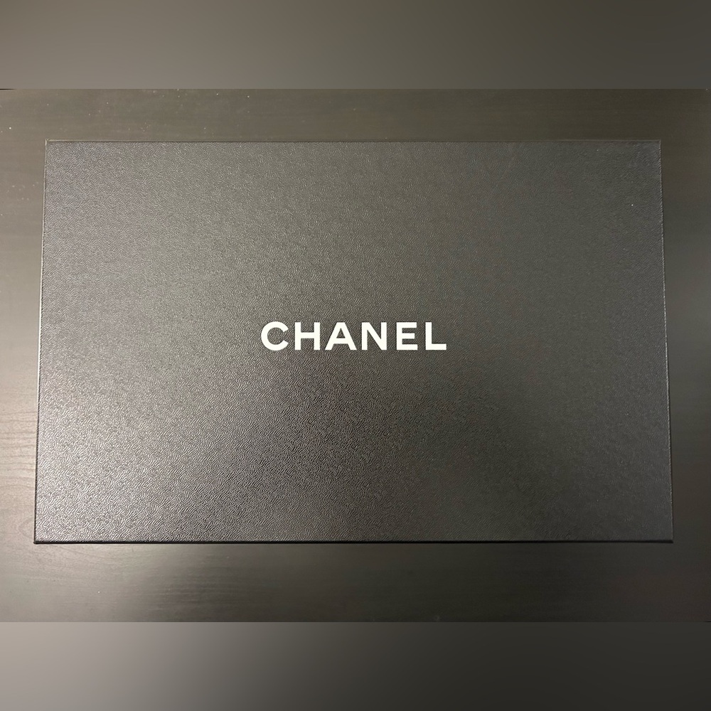 10 Authentic CHANEL Shoebox - Elegant Storage Solution - Picture 4 of 4